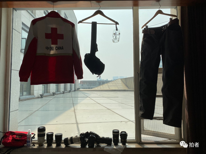 △ 陶冉消毒过的衣物和相机设备。