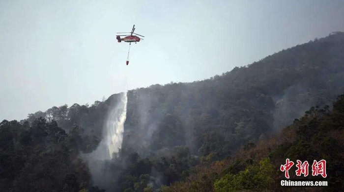 图为飞机吊筒灭火装置