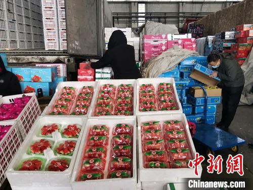     进入三月下旬气温升高，新鲜时令水果上市。　杨涛　摄