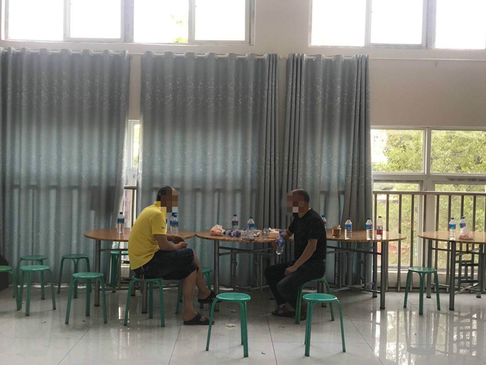  两名留守队员守在营房