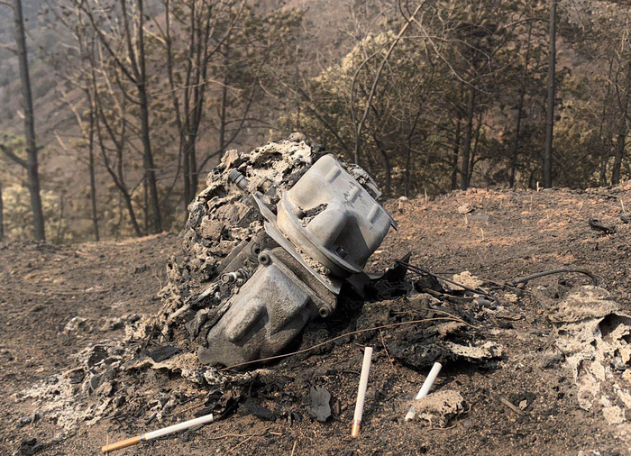  遇难扑火队员被烧毁的灭火设备&nbsp;&nbsp;澎湃新闻记者胥辉&nbsp; 图