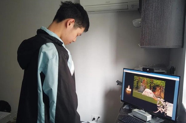 图说：南洋中学学生默哀十烈士  来源/采访对象供图