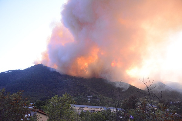 大火逼近西昌泸山宝光寺