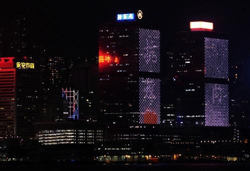 香港维港两岸商厦为医护人员亮灯打气