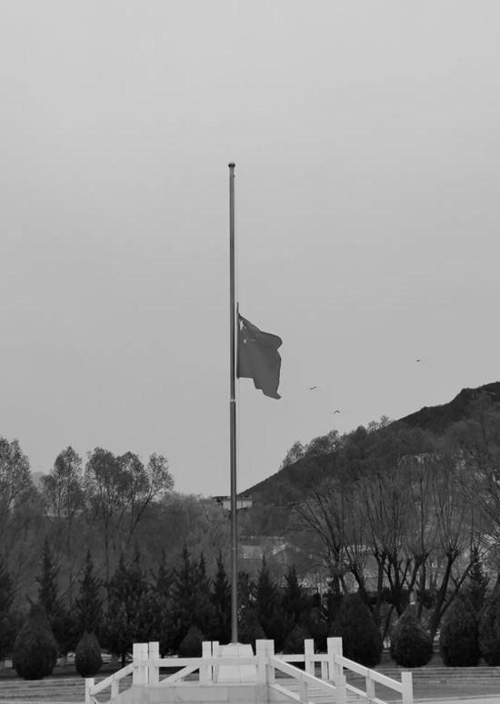 今日，西藏昌都全市降半旗志哀