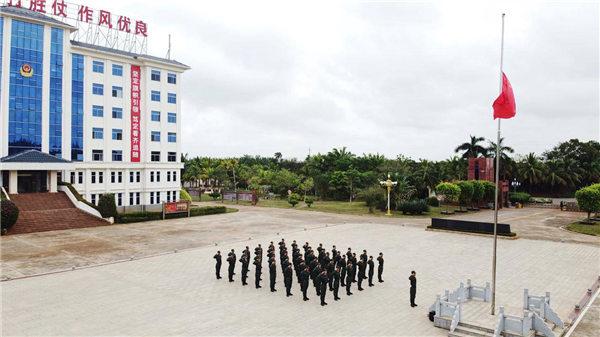 海南武警部队清明节哀悼疫情牺牲烈士