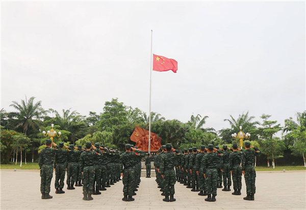 海南武警部队清明节哀悼疫情牺牲烈士