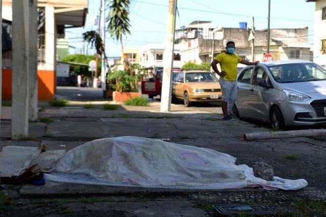 厄瓜多尔城市殡葬瘫痪，街头堆积尸体，路人对发臭尸体早习以为常