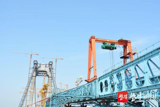 通车在即：五峰山长江大桥最后一孔公路梁浇筑完成