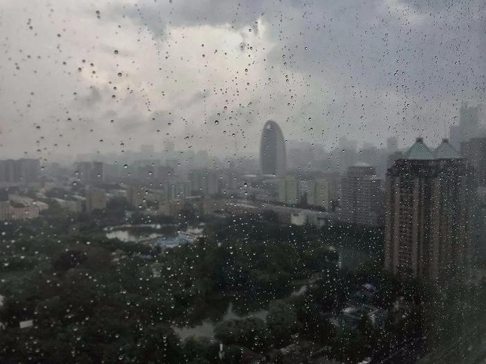 今晚到明天有雷暴雨和大风一起来，最低气温13℃！