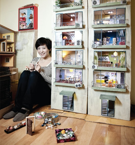 白希那与她亲手制作的图画书中的场景