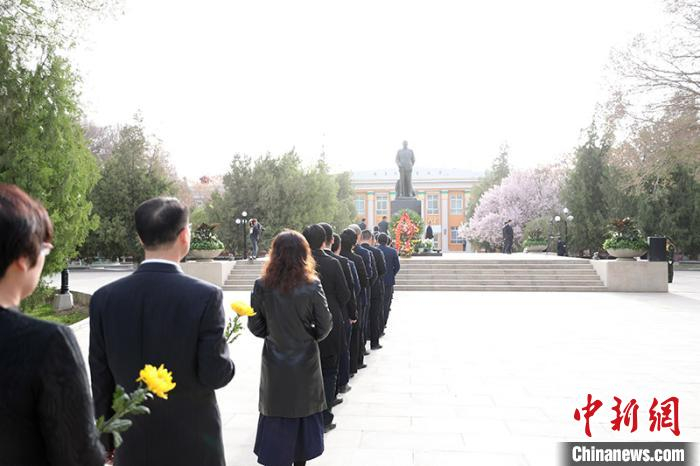 参与仪式的领导干部依次献花。　杜京京 摄