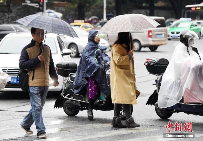 华南等地有中到大雨 弱冷空气影响北方地区