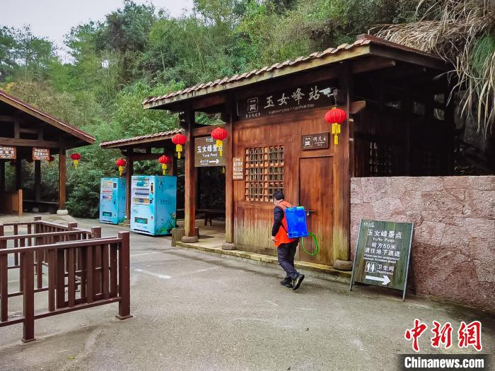 &nbsp;&nbsp;&nbsp;&nbsp;图为工作人员正在武夷山景区进行消杀。　闫旭　摄