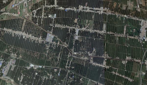 宁夏河东灌区秦渠沿岸的农田和村庄，秦渠相传修建于秦代。