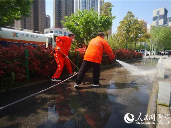 武汉开启全城“大扫除” 首日出动环卫2．3万人
