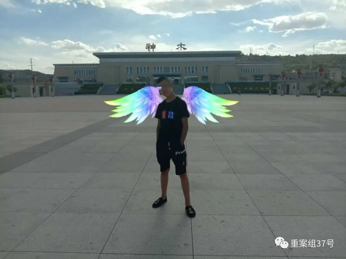 ▲15岁的严刚用ps软件，给自己的照片加上了翅膀。受访者供图