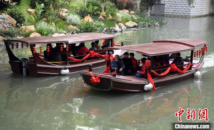 两艘游船行进在福州白马河上。　刘可耕 摄