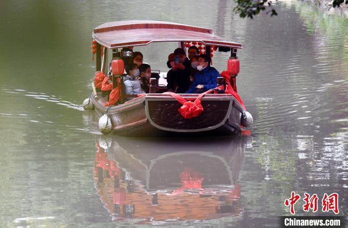 福州市民坐游船，欣赏白马河两岸美丽的春色。　刘可耕 摄