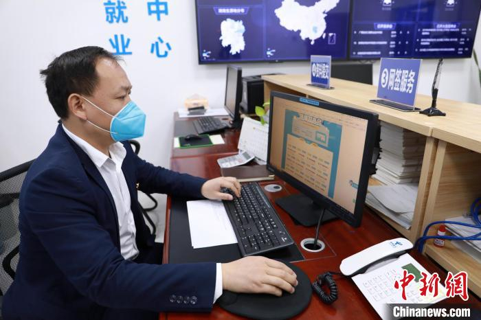     长沙理工大学开展“云招聘”助力毕业生就业。　长沙理工大学供图　摄