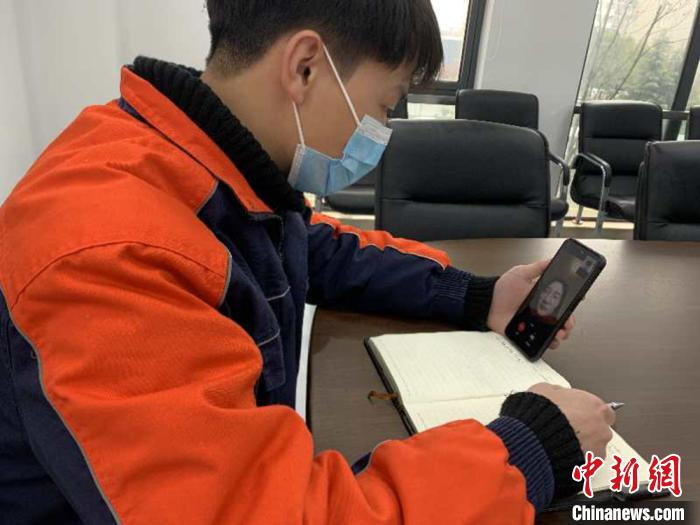 湘潭大学毕业生在线接受面试。　湘潭大学供图 摄