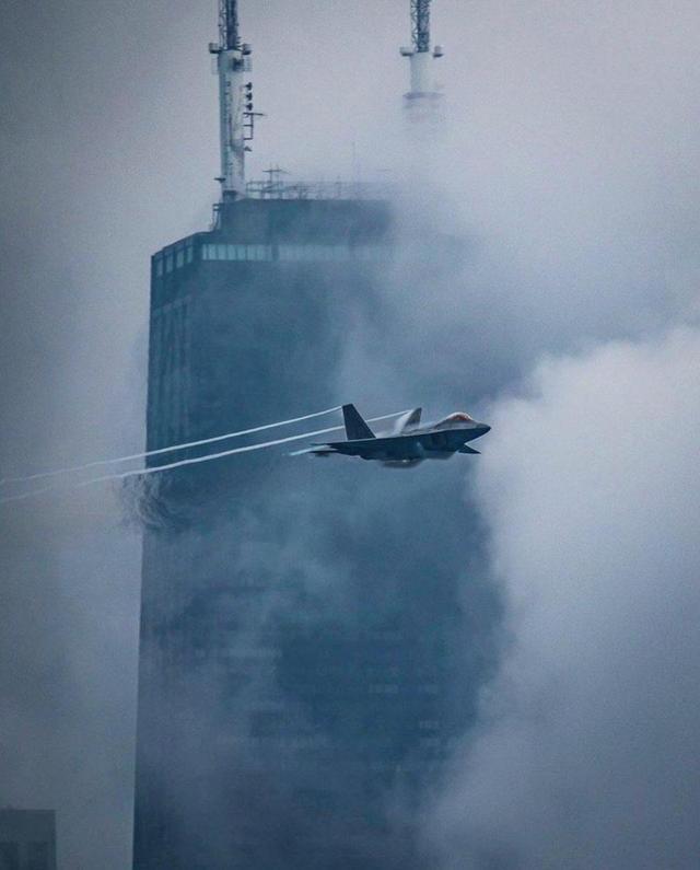 F22得了“皮肤病”？猛禽全身皲裂脱皮，隐形战机这样太难堪