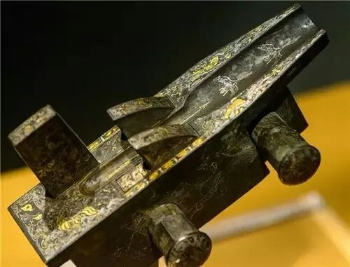 95与AK12都改为觇孔式机瞄，缺口式真的out了？｜轻武专栏