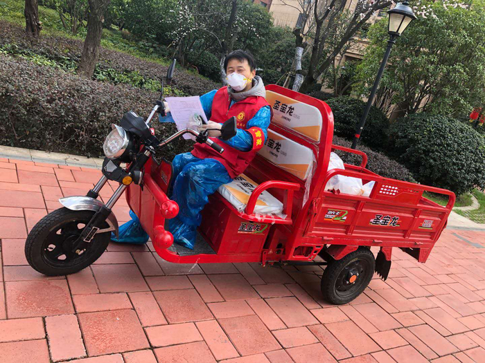  2月6日，周锡涛为楼栋邻居批菜后用三轮车分送。本文图片 受访者供图