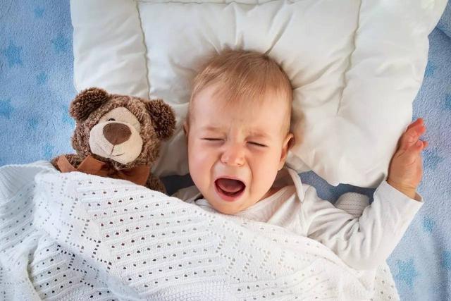 熟睡的宝宝忽然开始哭闹？可能不是做噩梦，“儿童夜惊症”要了解