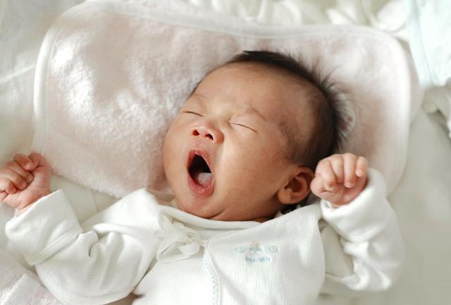 熟睡的宝宝忽然开始哭闹？可能不是做噩梦，“儿童夜惊症”要了解