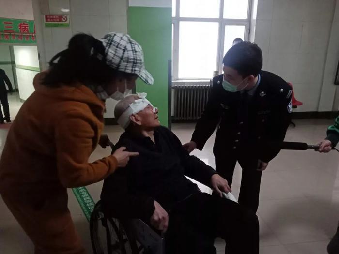 双鸭山风土人情——尖山公安分局富安派出所民警积极救助受伤老人