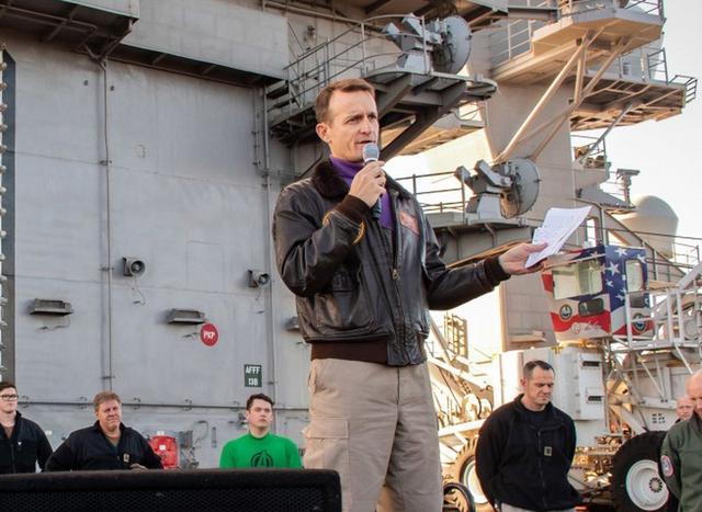 美海军代理部长将舰长解职后登航母训话：你们的舰长“太蠢太天真”