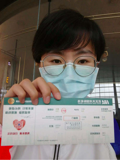 张静静手里拿着回程机票。图片来自网络