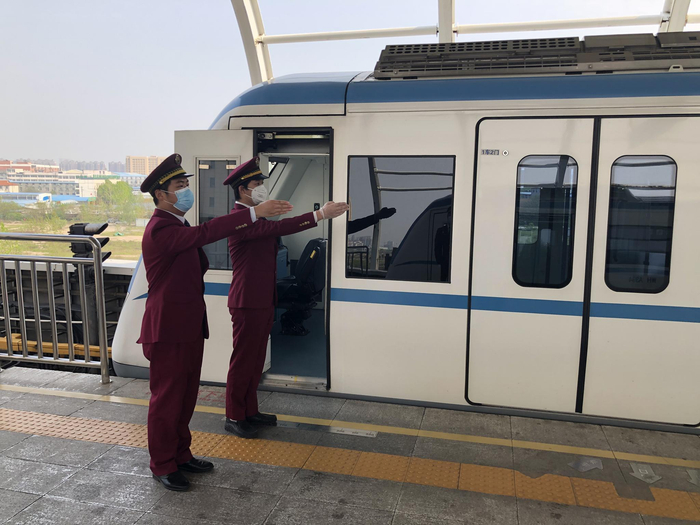  站台上，乘务员交接班