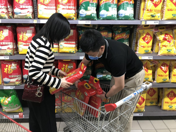 朝阳区广渠路家乐福超市，顾客在选购粮食。新京报记者 吴宁 摄