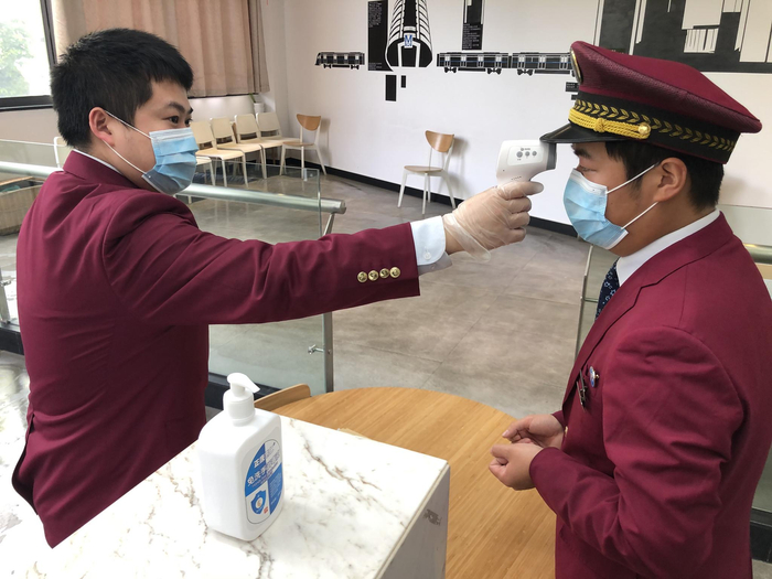  疫情期间，乘务员每天要接受体温检测