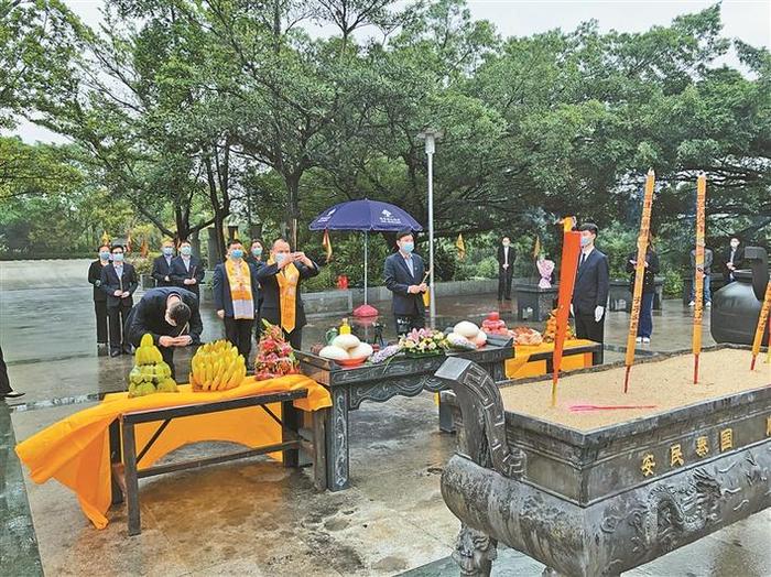 清明时节雨纷纷 深圳祭扫迎新风