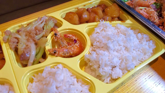  周锡涛和哥哥经营的饭店免费提供给医护的爱心餐。