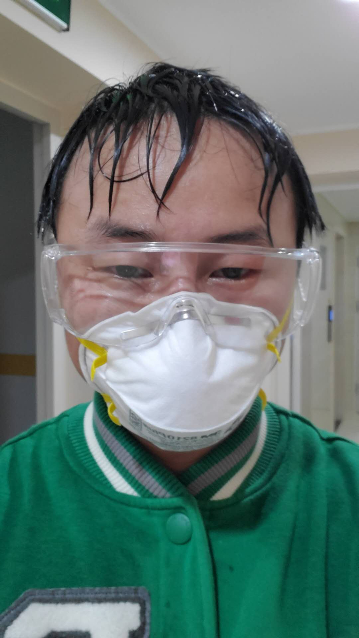  忙完物资分发，脱下雨衣后的周锡涛。