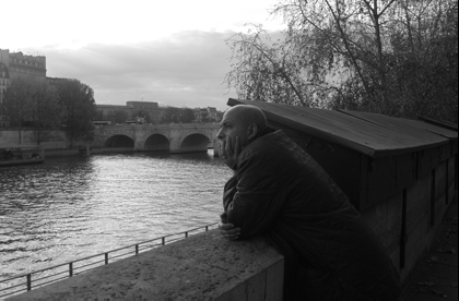 书摊还关着。望着河流，等着一本书（于坚 摄）