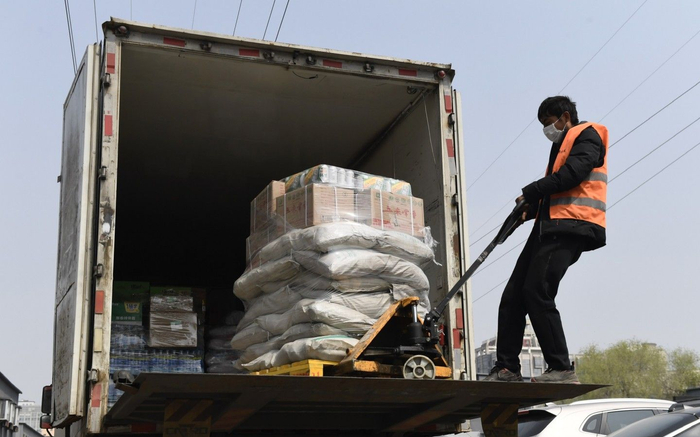 海淀区某超市外员工在卸货。新京报记者 吴宁 摄