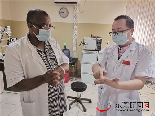 ■援非医生陈硕在给当地医生传授疫情防控经验 受访者供图