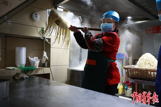 4月1日清晨，武汉王记牛杂馆杨国华正在做热干面。中青报·中青网见习记者&nbsp;鲁冲/摄