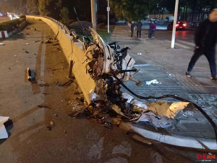 四川绵阳发生惨烈车祸：一辆轿车凌晨撞上桥墩侧翻致1死3伤