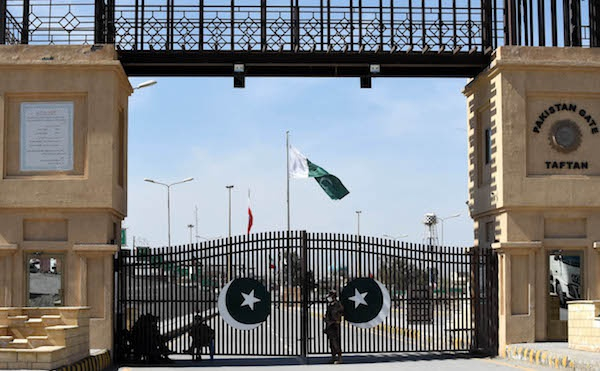  2020年3月17日，巴基斯坦和伊朗之间的塔夫坦边境口岸处于关闭状态。新华社 资料