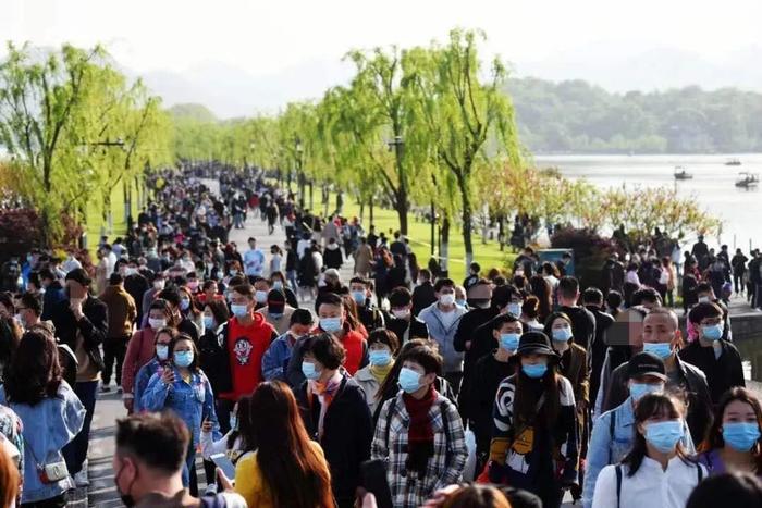 6万人涌进西湖景区，黄山也被挤爆了！疫情尚未结束，莫大意！