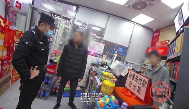 奇葩男子超市持刀抢劫 得手后又取现金返还：钱少不划算