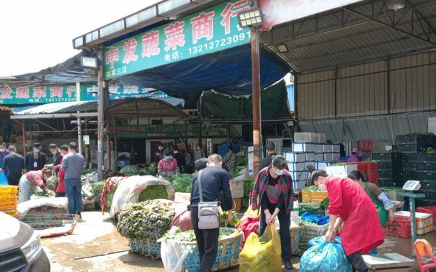 白沙洲农副产品大市场内一派繁忙的景象。受访者供图