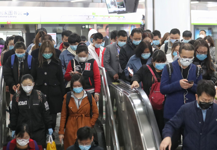 早高峰时段，从9号线下车的乘客在六里桥站换乘10号线。新京报记者 王贵彬 摄