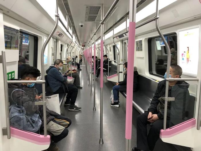 武汉地铁2号线上的复工者：热爱的武汉回来了